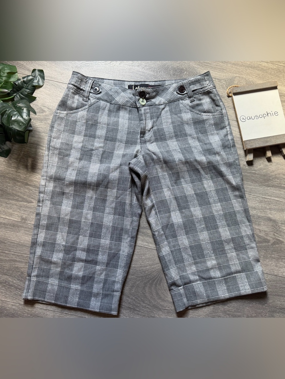 Vintage Lei Fancy Pants Tailored Shorts Capri Trousers in Gray Plaid. Size 7